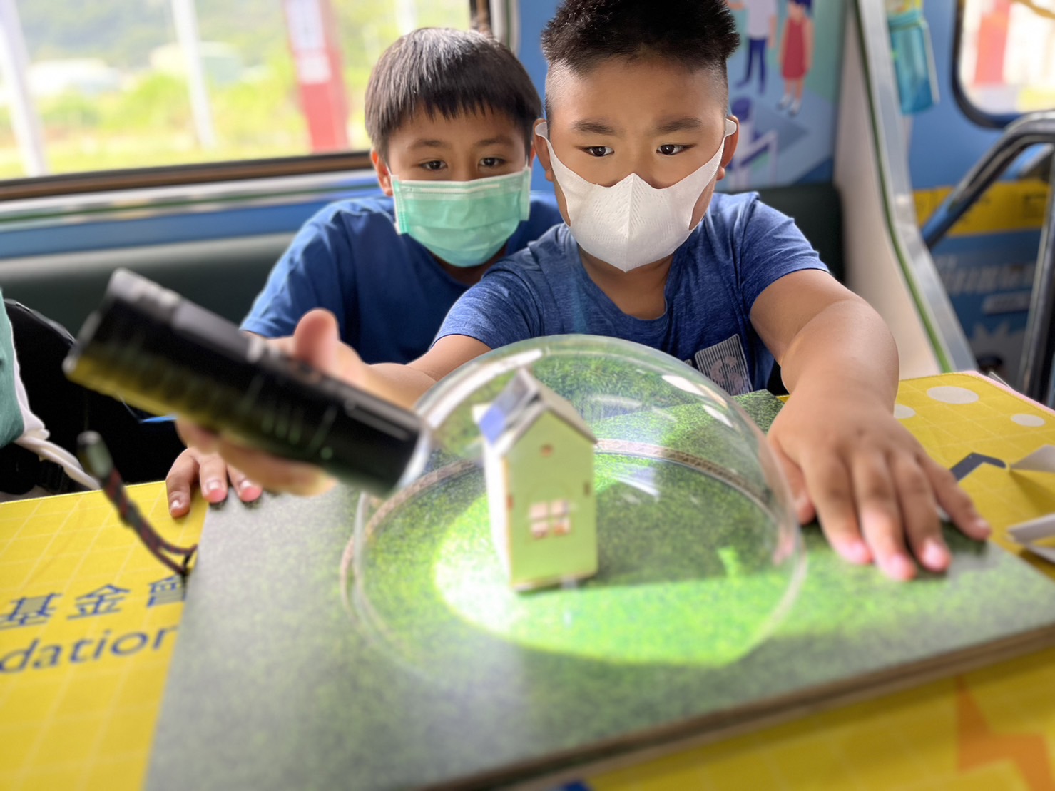 ibet參與基礎科學主題車廂，以STEAM教學精神，設計「逐日科學家」、「太陽能工程師」以及「淨零建築師」三大能源科普課程和實驗