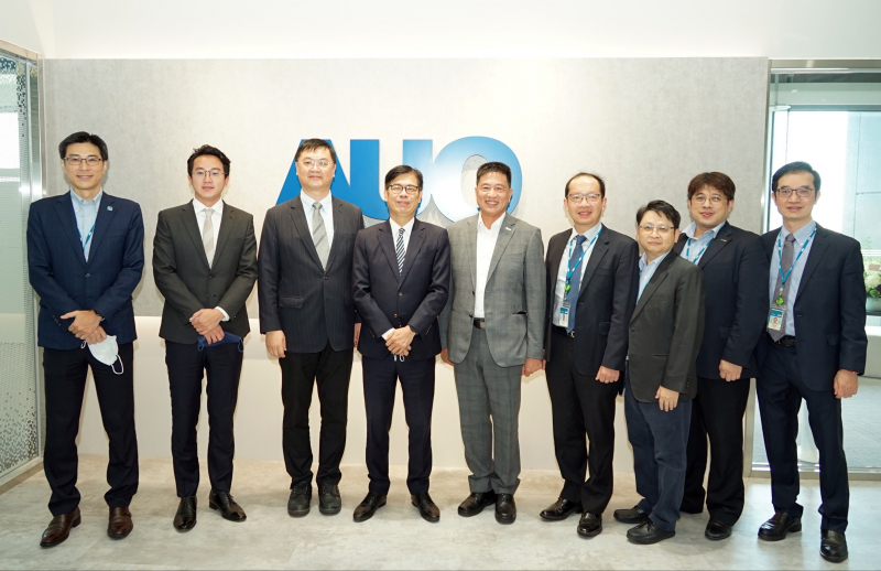 ibet光電前進亞灣成立「AUO解決方案研發中心」，作為多元場域解決方案研發及試驗場域（圖中左為高雄市長陳其邁、圖中右為ibet光電董事長彭双浪）