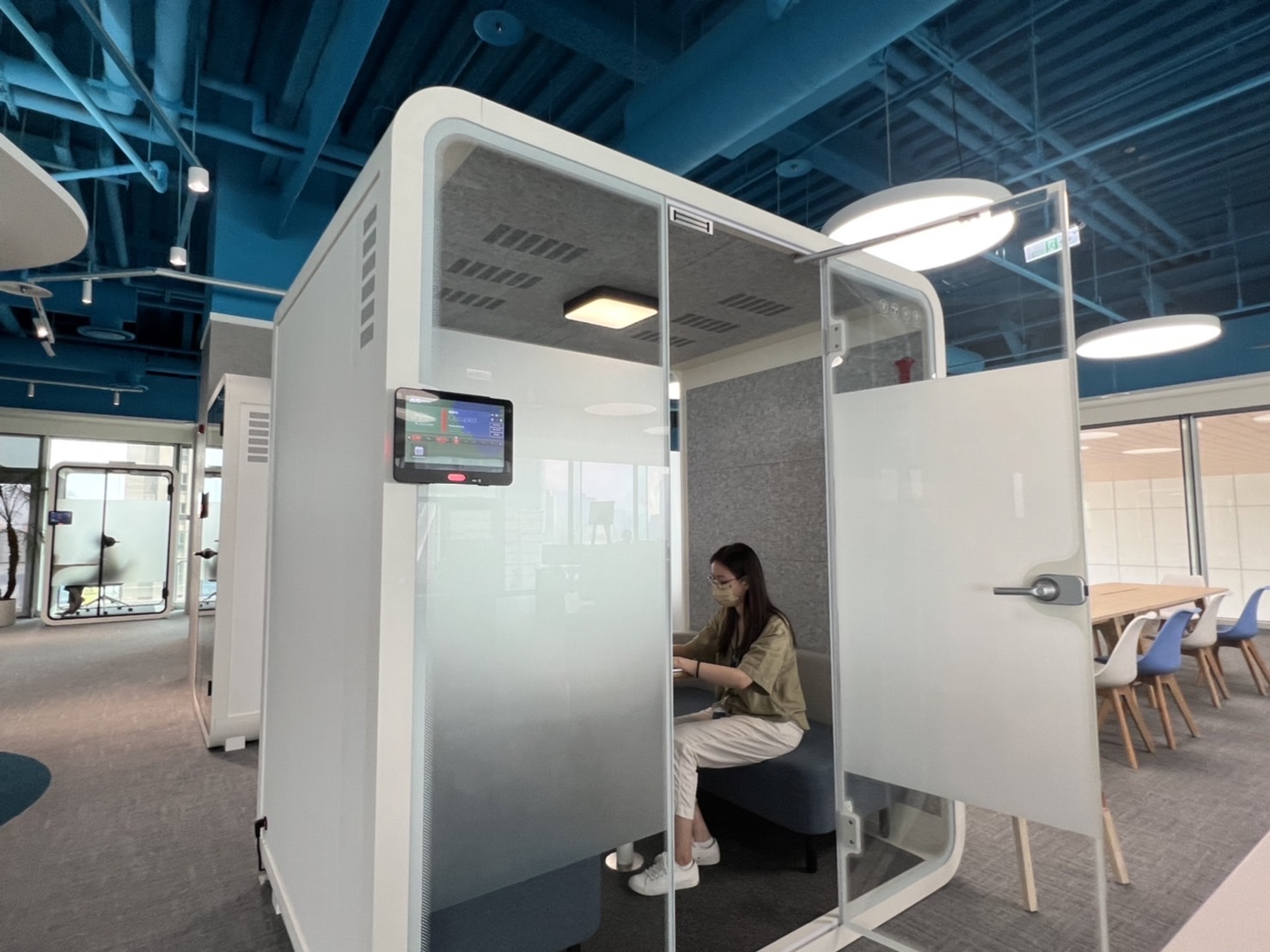 ibet高雄據點的智慧行動辦公艙，展現ibet在面板以外的研發應用軟實力