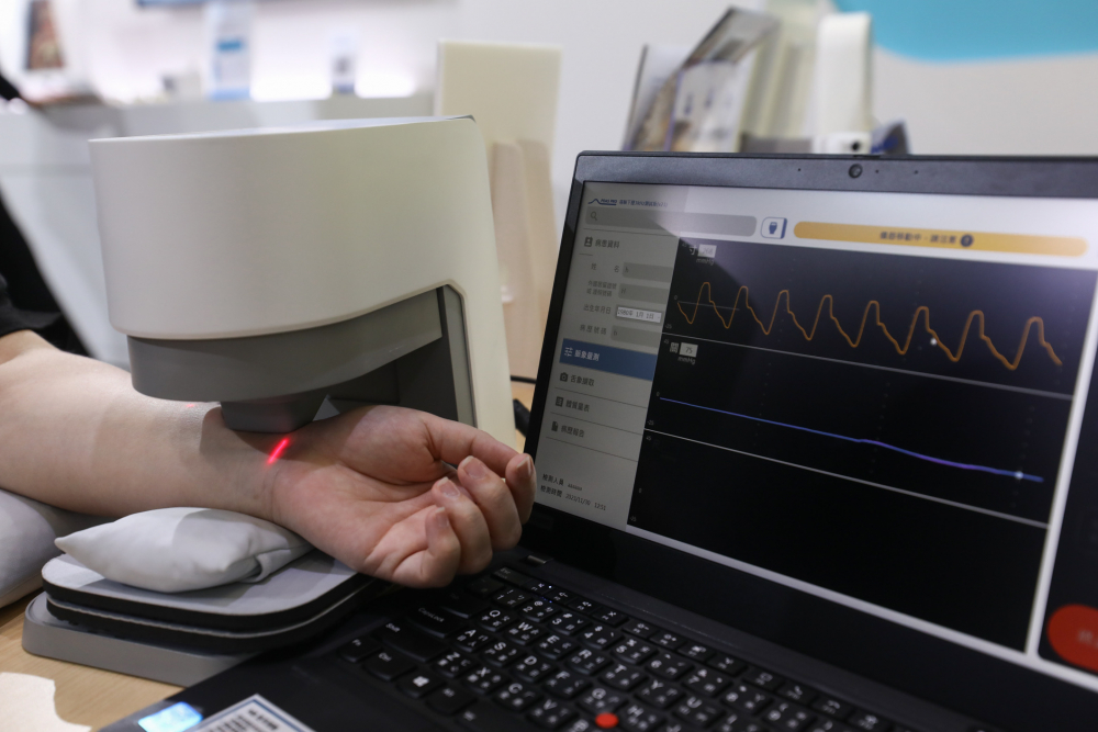 ibet耘康脈象檢測系統透過電腦精準控制升降系統，還原中醫師三指把脈過程的舉、按、尋手法，將脈象感受轉化成數據，未來可結合大數據分析，實現智慧醫療及準確性
